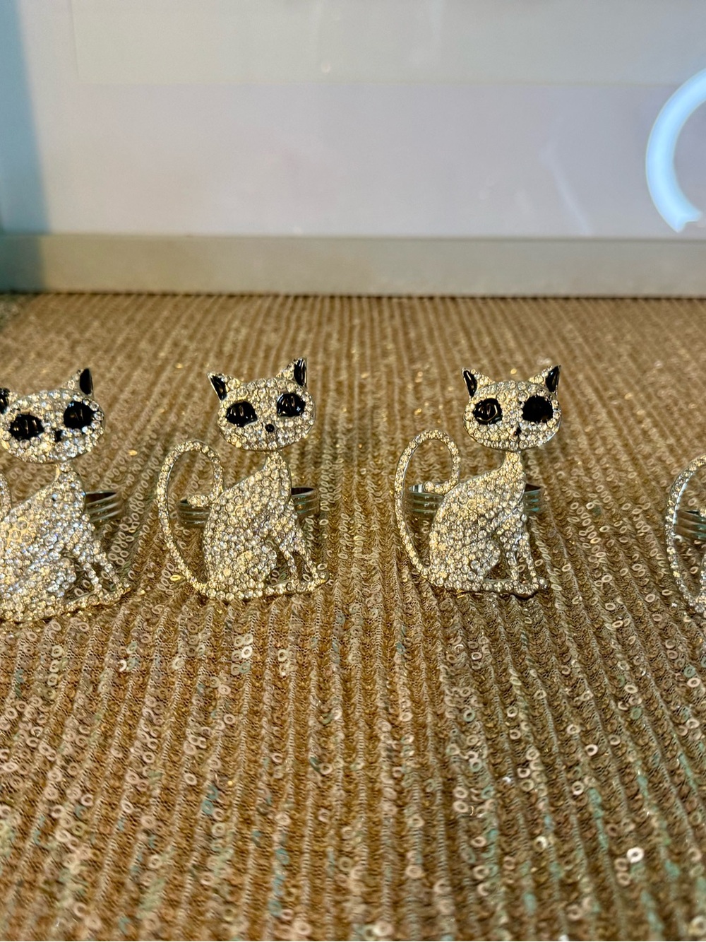 🌸H26 - Rhinestone Cat Napkin Rings🩶🐈⬛🛍️ - Picture 2 of 3